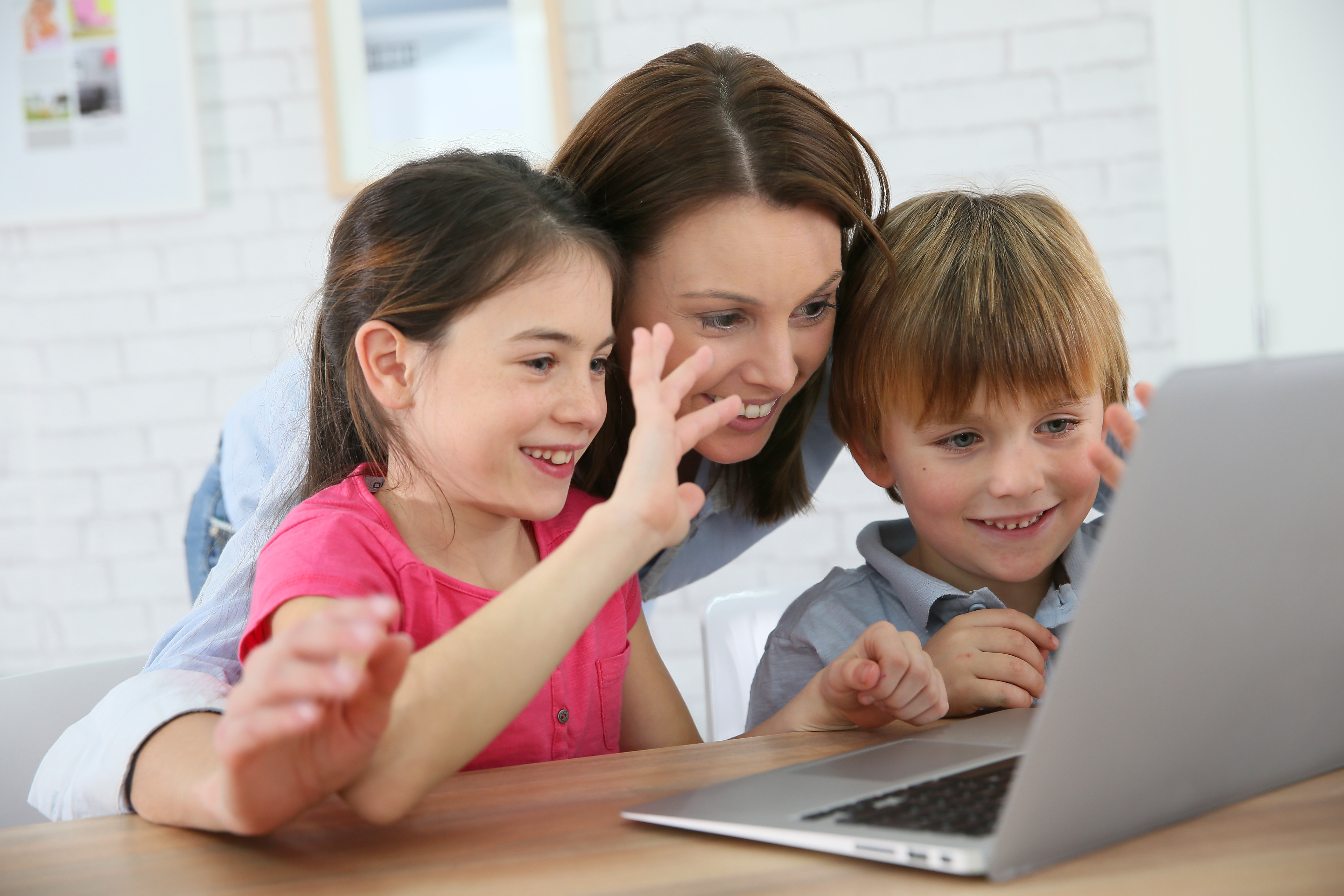 Школа общения родителей. Компьютер для детей. Общение детей. Детям об интернете. Ребенок за компьютером.